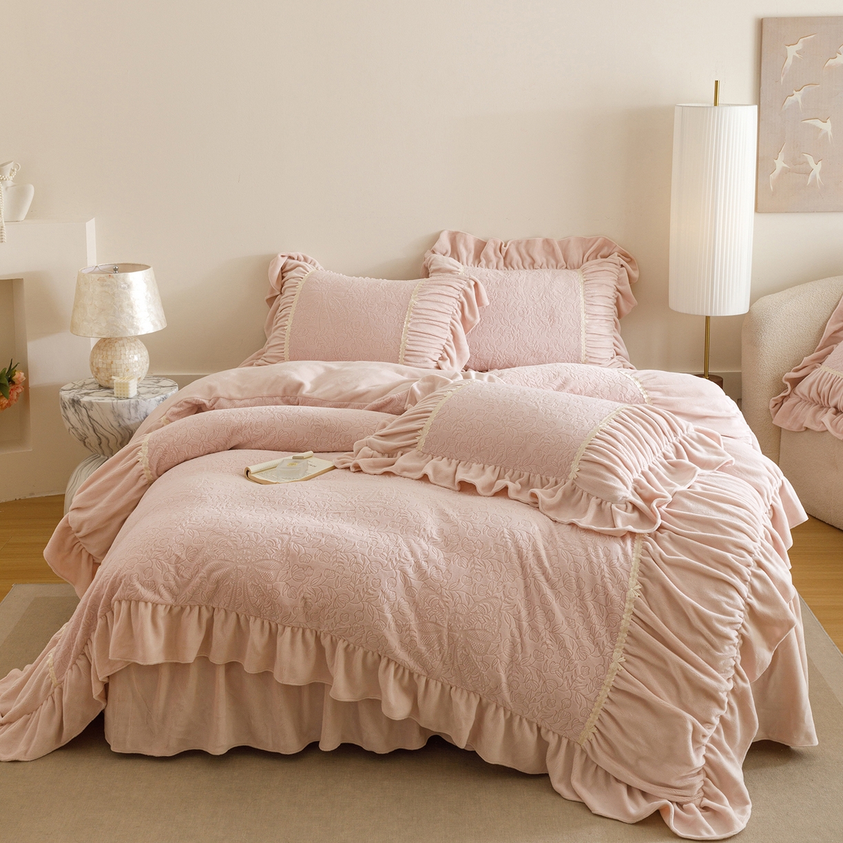 91家纺网 家纺一手货源 找家纺 （总）好儿喜家纺 2025新款雕花牛奶绒床裙款四件套—花嫁系列