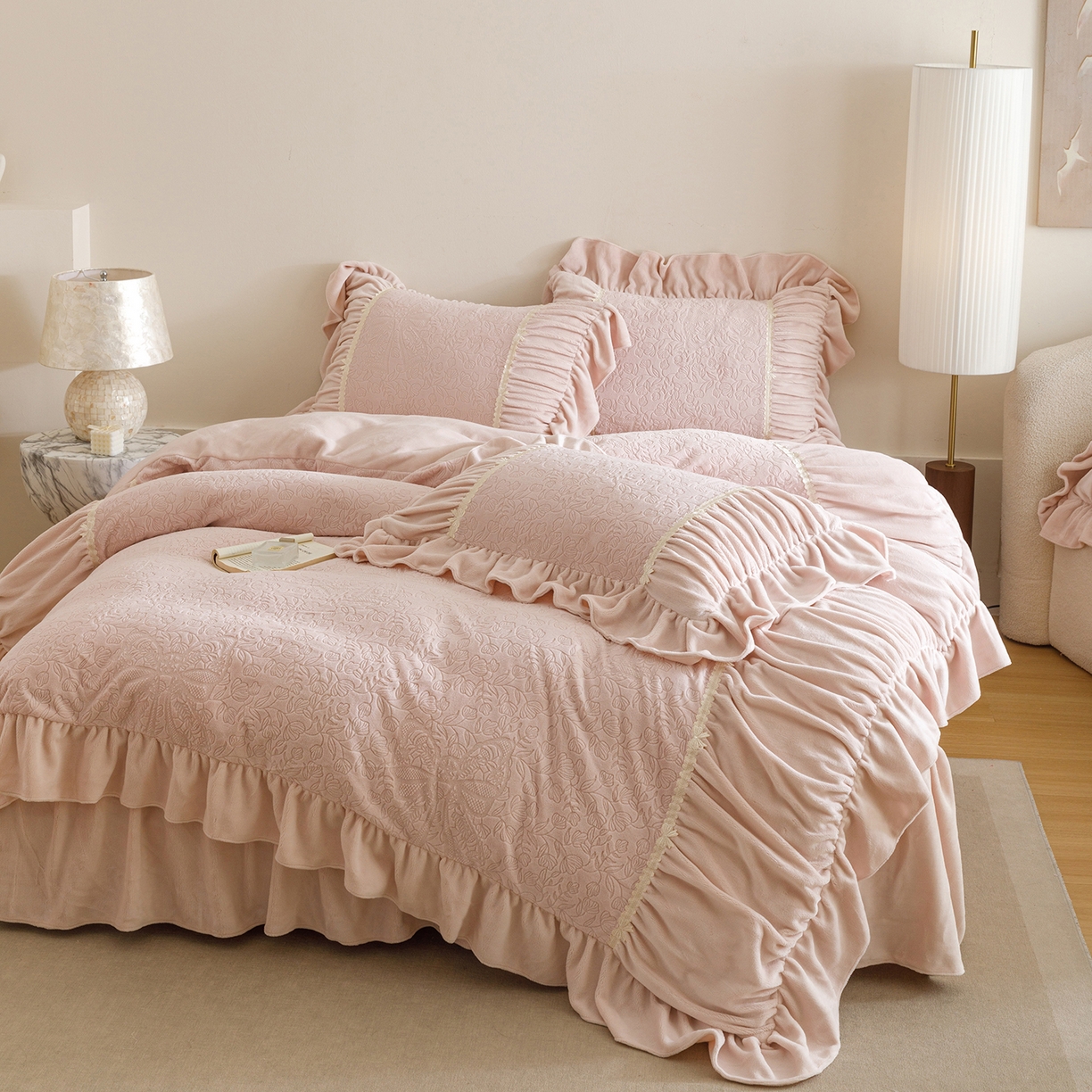 91家纺网 家纺一手货源 找家纺 （总）好儿喜家纺 2025新款雕花牛奶绒床裙款四件套—花嫁系列