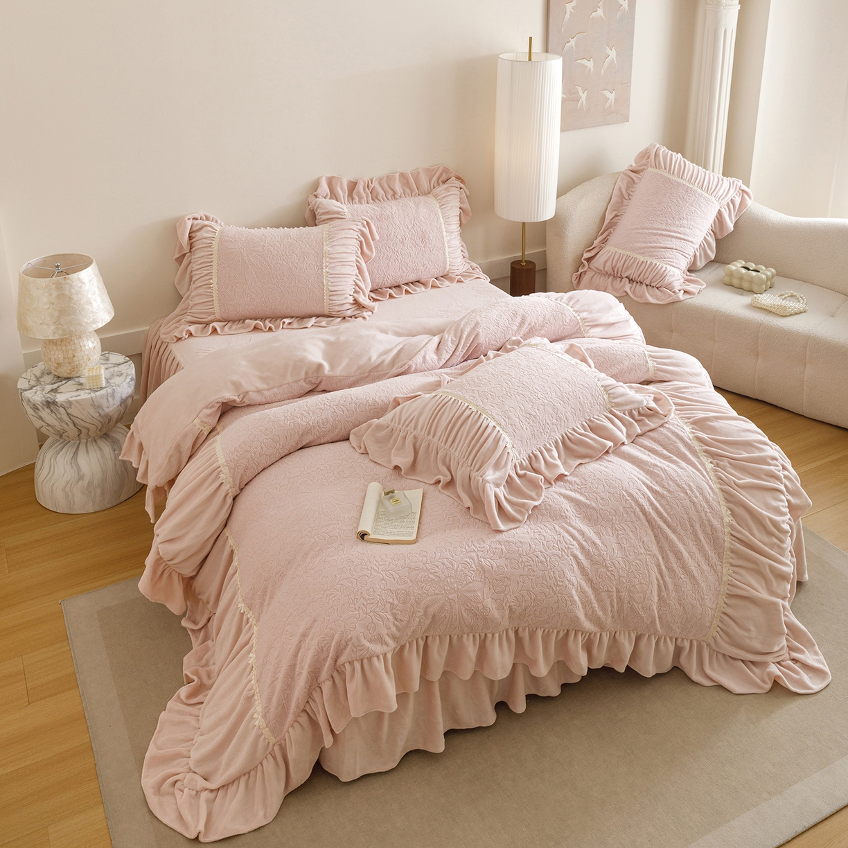 91家纺网 家纺一手货源 找家纺 （总）好儿喜家纺 2025新款雕花牛奶绒床裙款四件套—花嫁系列