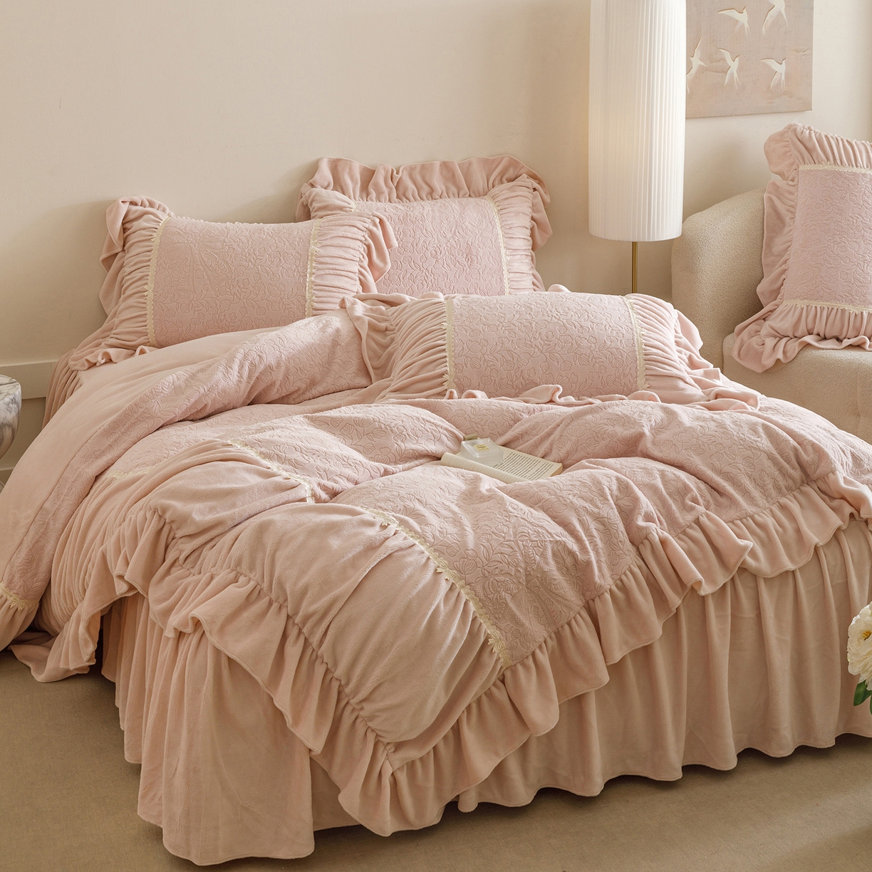 91家纺网 家纺一手货源 找家纺 （总）好儿喜家纺 2025新款雕花牛奶绒床裙款四件套—花嫁系列