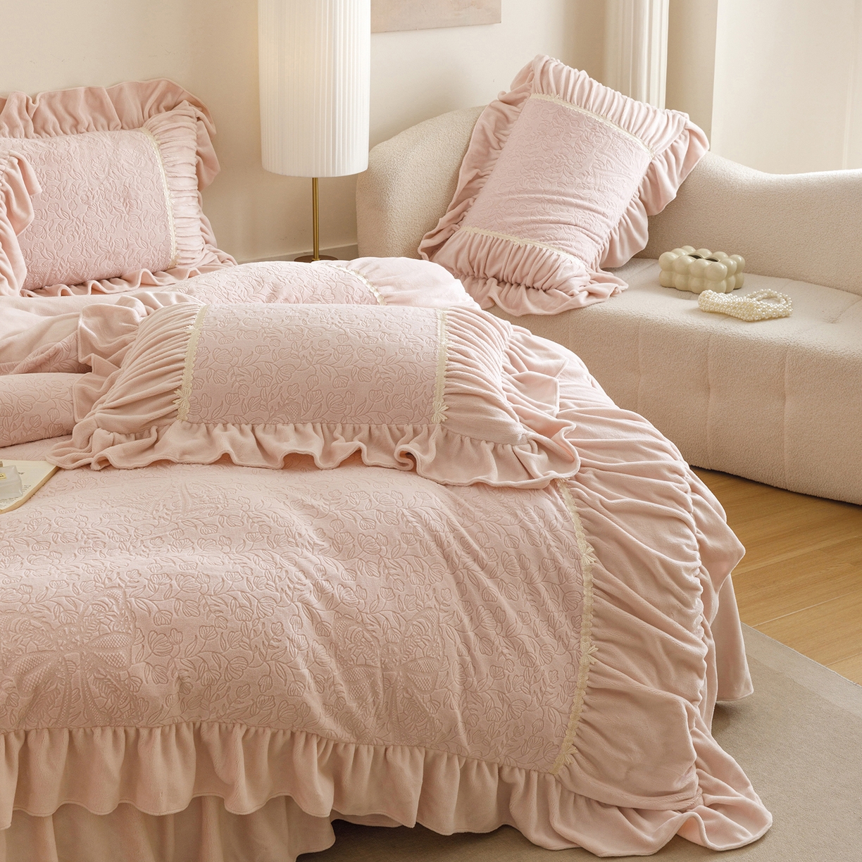 91家纺网 家纺一手货源 找家纺 （总）好儿喜家纺 2025新款雕花牛奶绒床裙款四件套—花嫁系列