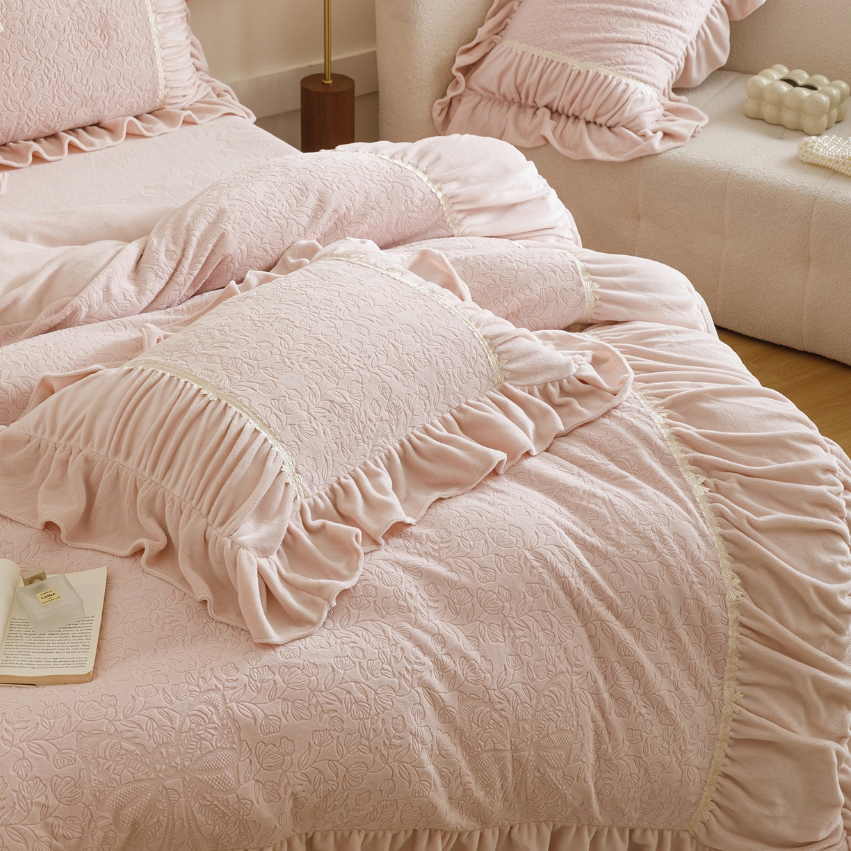 91家纺网 家纺一手货源 找家纺 （总）好儿喜家纺 2025新款雕花牛奶绒床裙款四件套—花嫁系列