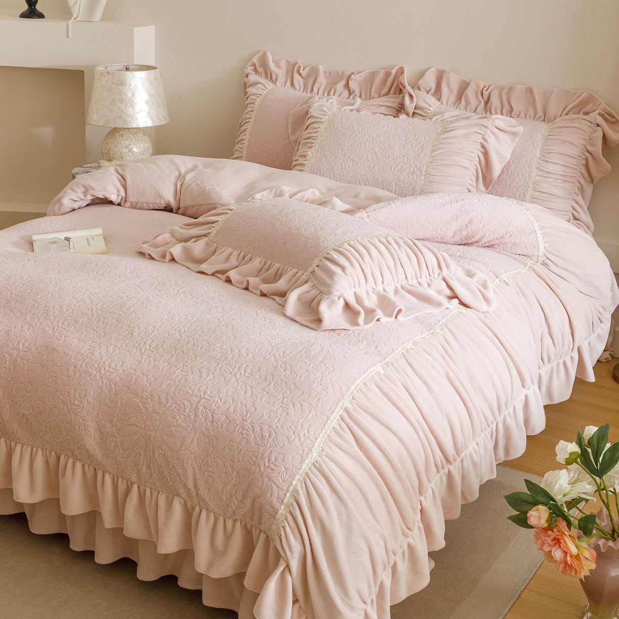 91家纺网 家纺一手货源 找家纺 （总）好儿喜家纺 2025新款雕花牛奶绒床裙款四件套—花嫁系列