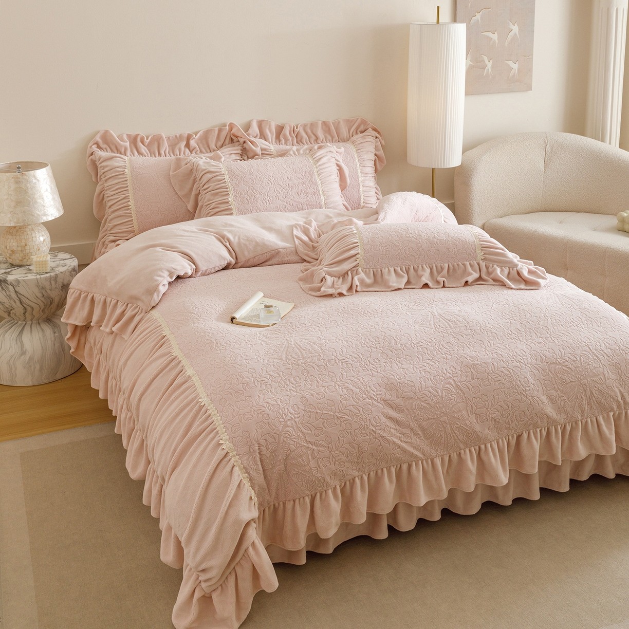 91家纺网 家纺一手货源 找家纺 （总）好儿喜家纺 2025新款雕花牛奶绒床裙款四件套—花嫁系列