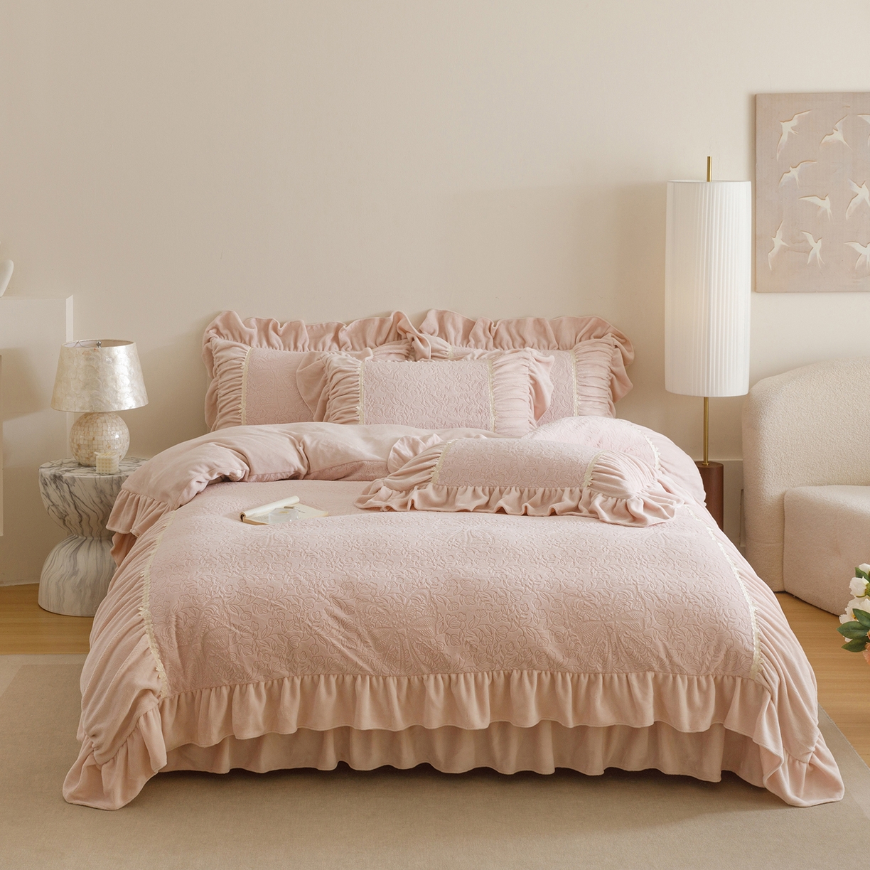 91家纺网 家纺一手货源 找家纺 （总）好儿喜家纺 2025新款雕花牛奶绒床裙款四件套—花嫁系列