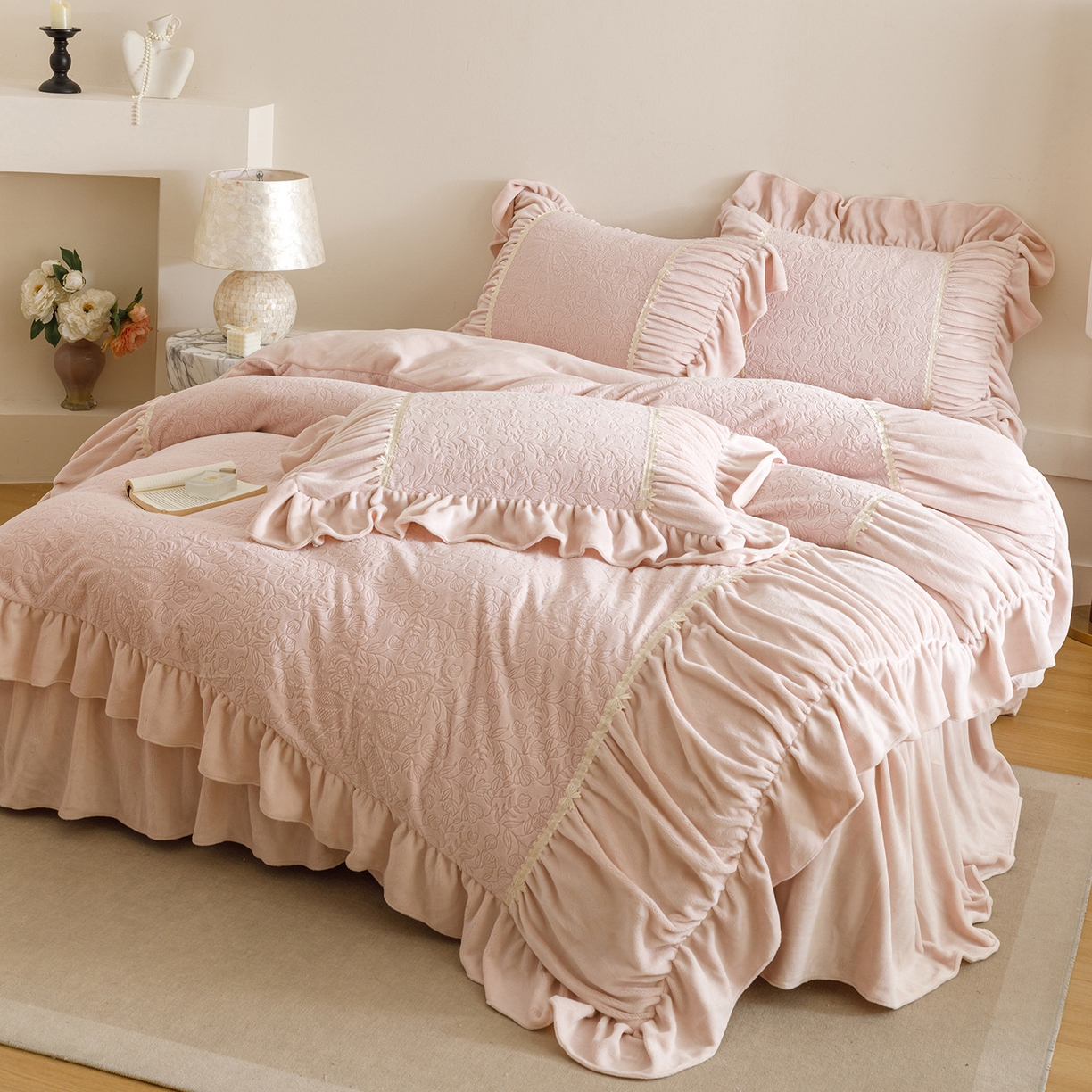 91家纺网 家纺一手货源 找家纺 （总）好儿喜家纺 2025新款雕花牛奶绒床裙款四件套—花嫁系列