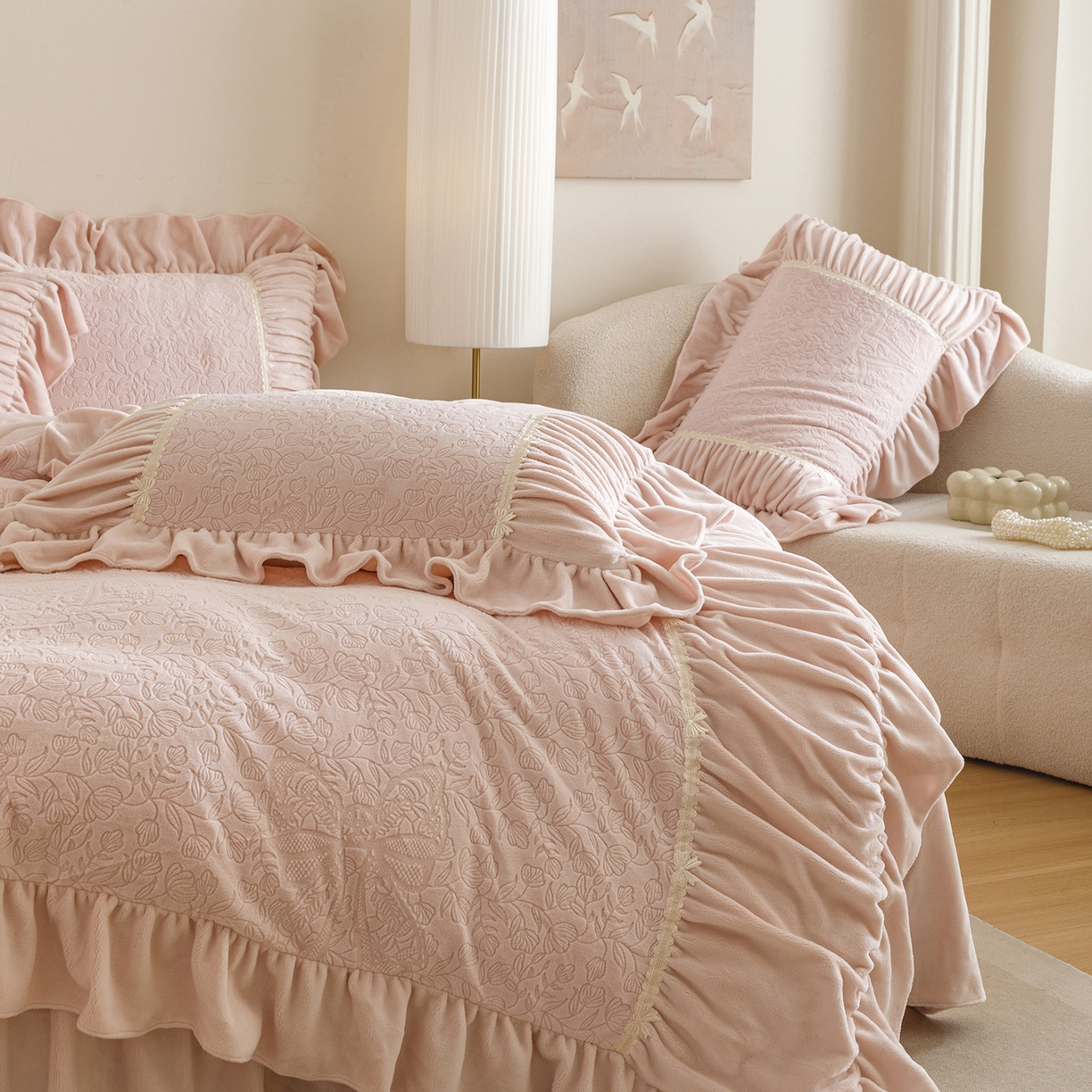 91家纺网 家纺一手货源 找家纺 （总）好儿喜家纺 2025新款雕花牛奶绒床裙款四件套—花嫁系列