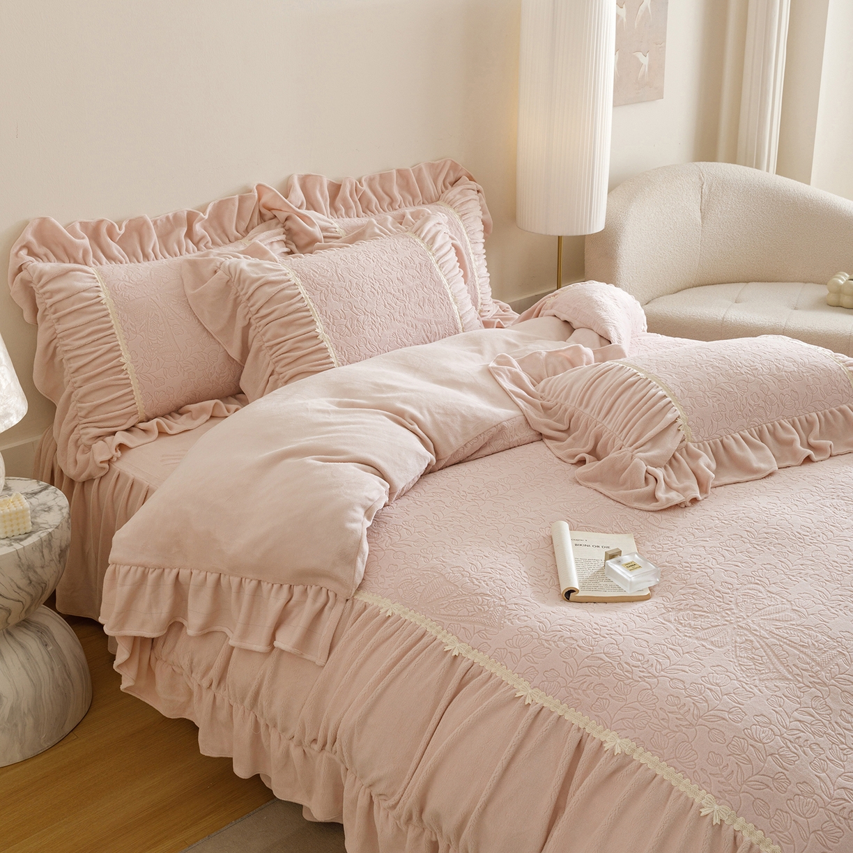 91家纺网 家纺一手货源 找家纺 （总）好儿喜家纺 2025新款雕花牛奶绒床裙款四件套—花嫁系列