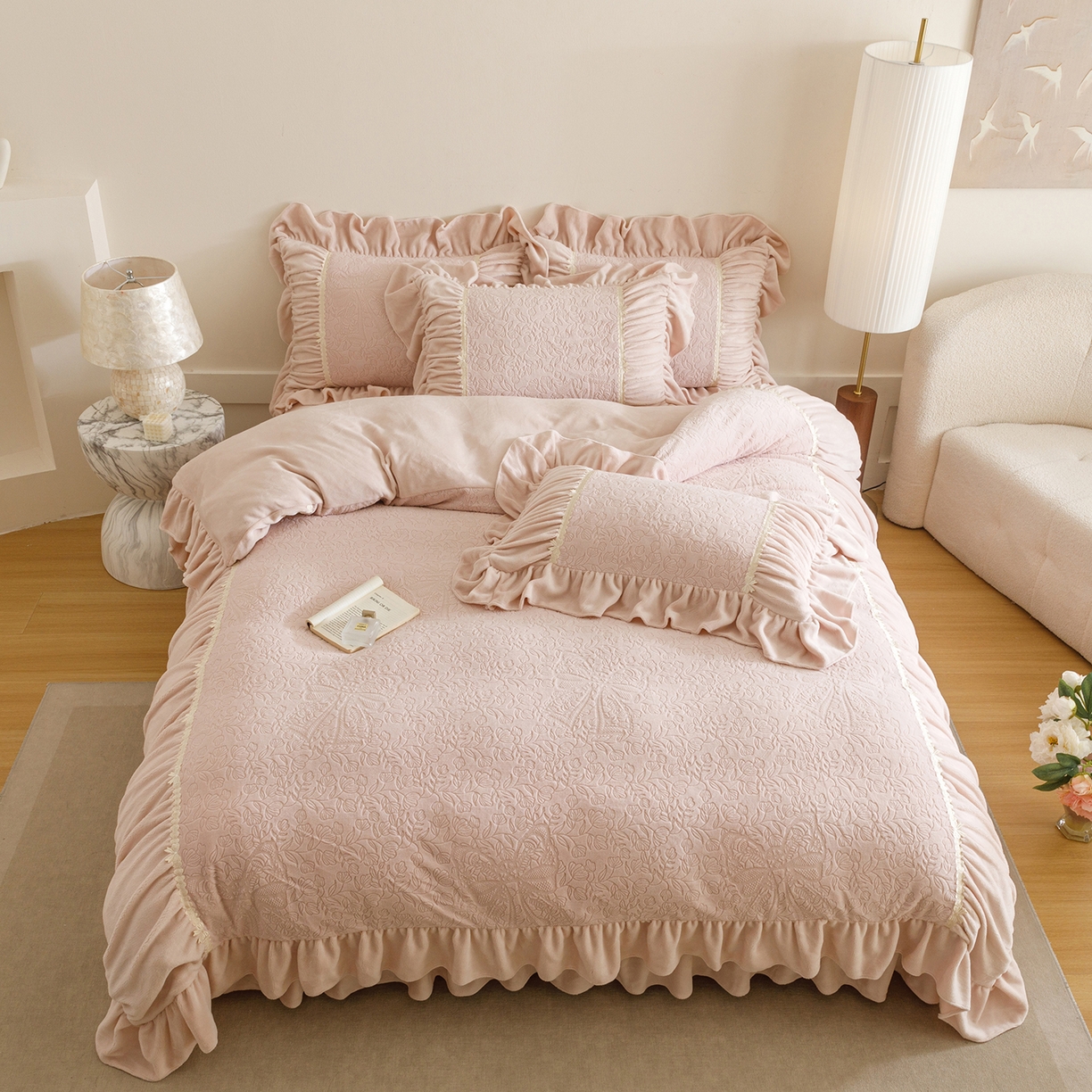 91家纺网 家纺一手货源 找家纺 （总）好儿喜家纺 2025新款雕花牛奶绒床裙款四件套—花嫁系列