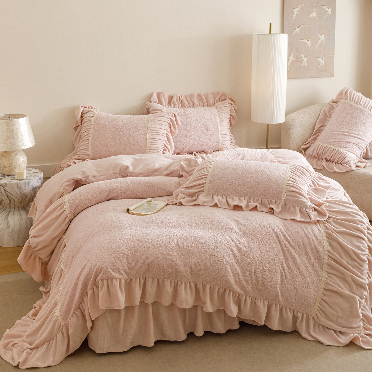 91家纺网 家纺一手货源 找家纺 （总）好儿喜家纺 2025新款雕花牛奶绒床裙款四件套—花嫁系列