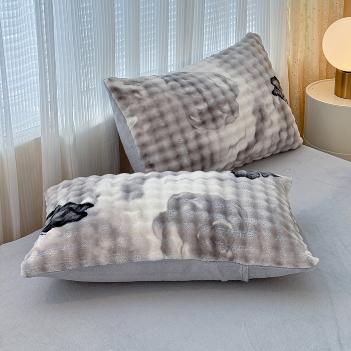 小叮当家纺仓储工厂店 2025新款大泡泡兔兔牛奶绒单枕套 枕套单件 蝶影