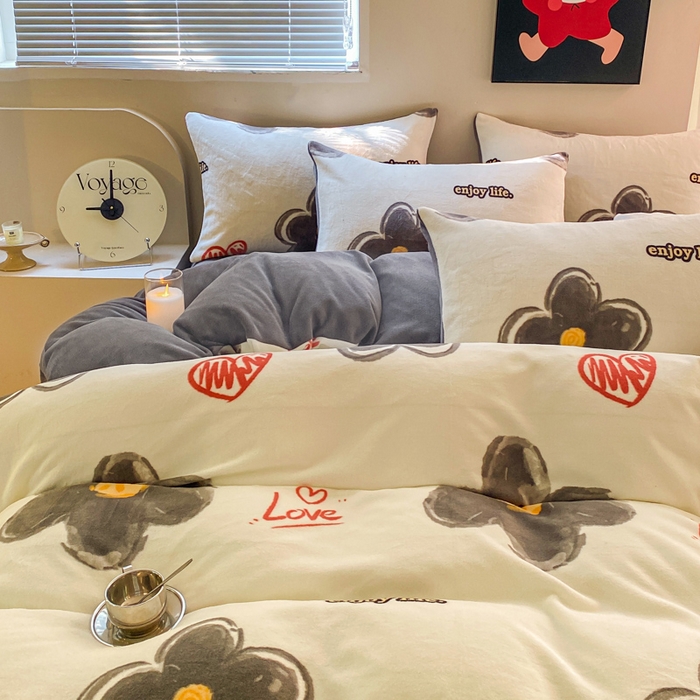 91家纺网 家纺一手货源 找家纺 斯卡诺家纺 2025新款双面牛奶绒跑量款四件套 花朵灰