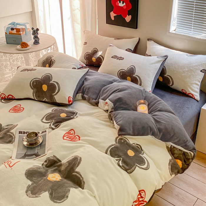 91家纺网 家纺一手货源 找家纺 斯卡诺家纺 2025新款双面牛奶绒跑量款四件套 花朵灰