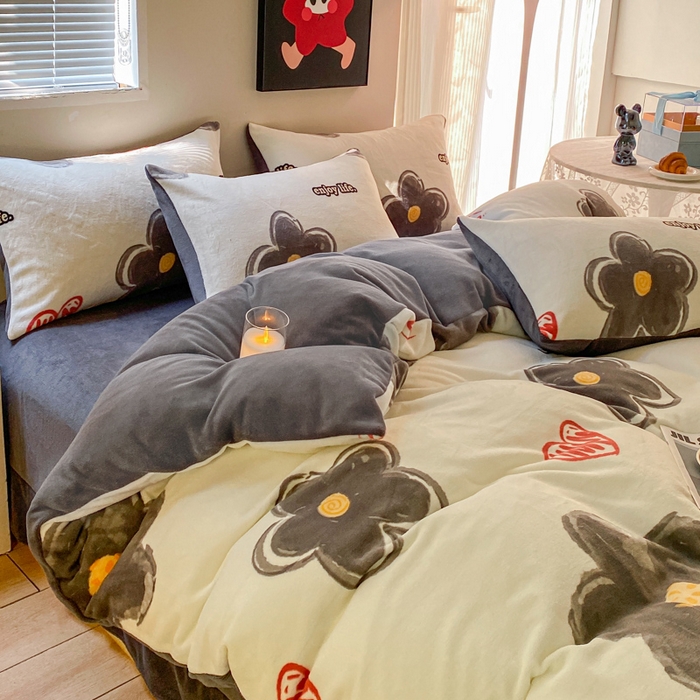 91家纺网 家纺一手货源 找家纺 斯卡诺家纺 2025新款双面牛奶绒跑量款四件套 花朵灰