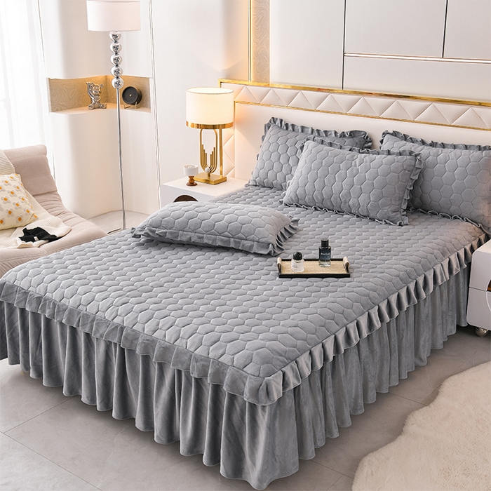 91家纺网 家纺一手货源 找家纺 优家居 2025新款纯色韩版花边牛奶绒夹棉床裙床罩加厚外贸直播 盛世-银灰