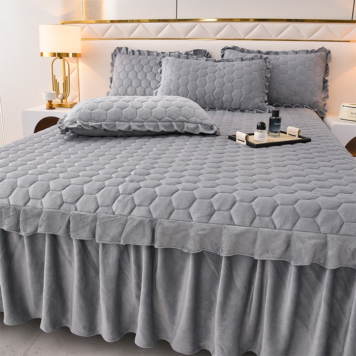 91家纺网 家纺一手货源 找家纺 优家居 2025新款纯色韩版花边牛奶绒夹棉床裙床罩加厚外贸直播 盛世-银灰