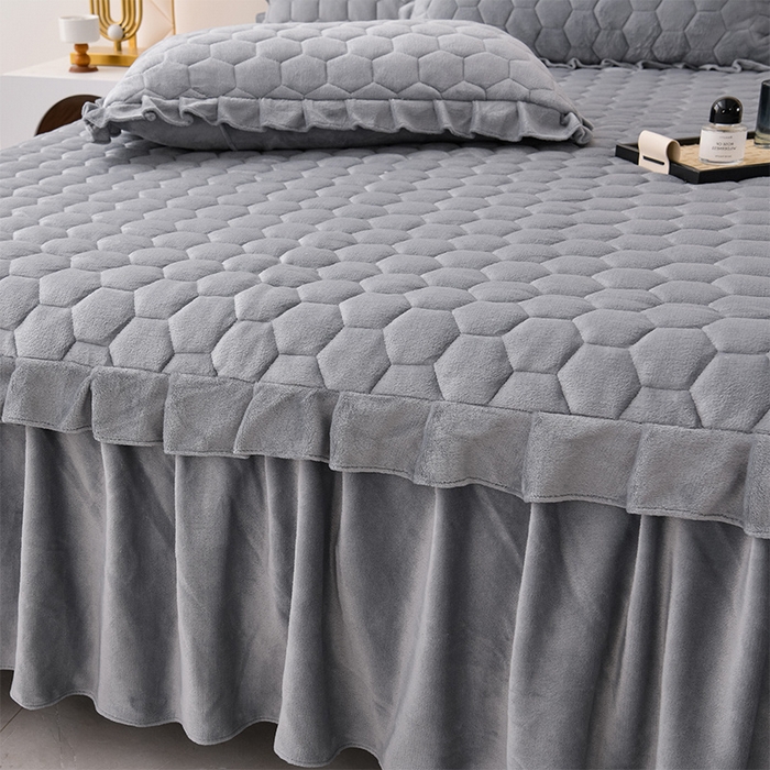 91家纺网 家纺一手货源 找家纺 优家居 2025新款纯色韩版花边牛奶绒夹棉床裙床罩加厚外贸直播 盛世-银灰