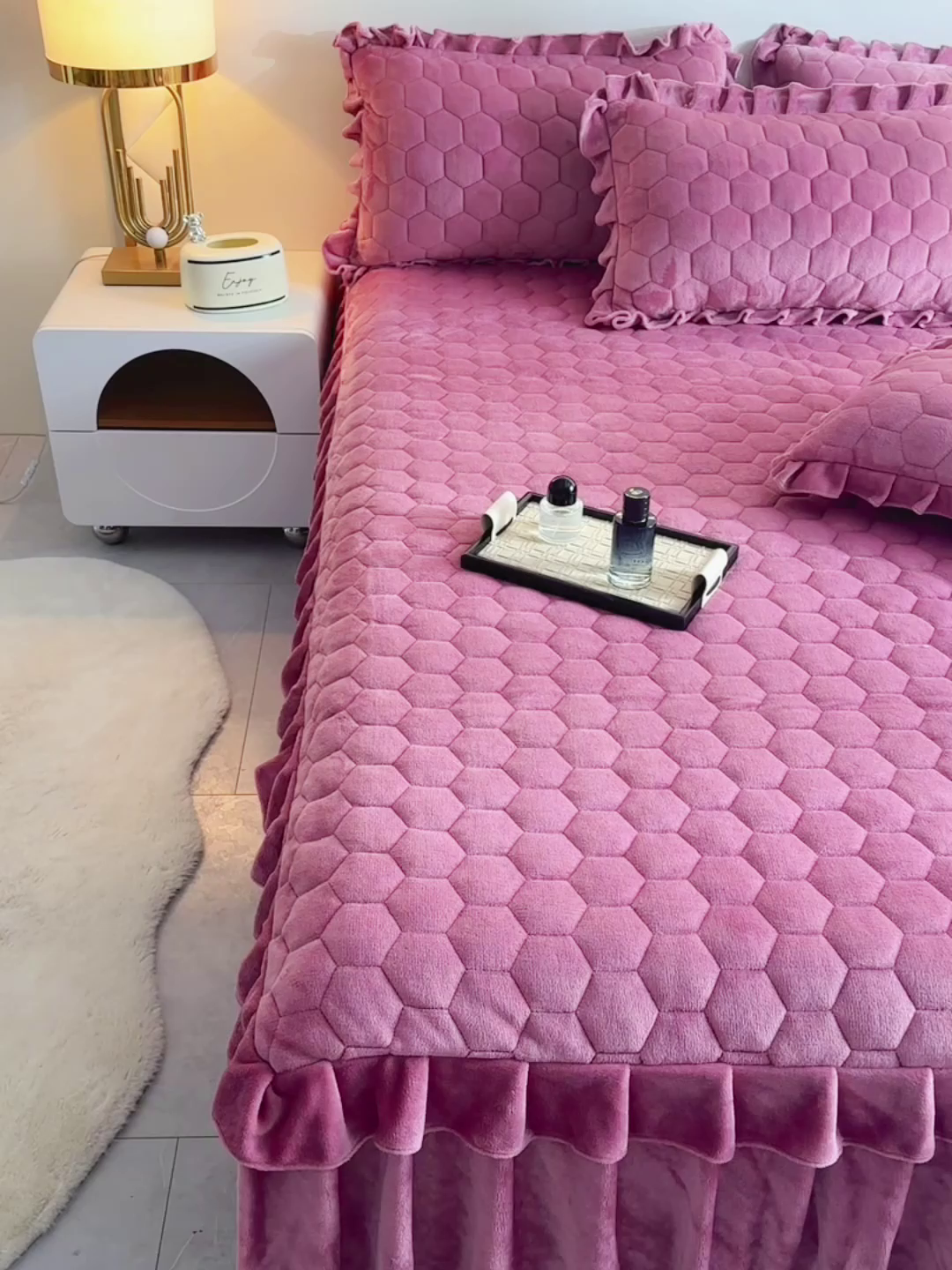 91家纺网 家纺一手货源 找家纺 优家居 2025新款纯色韩版花边牛奶绒夹棉床裙床罩加厚外贸直播 盛世-豆沙