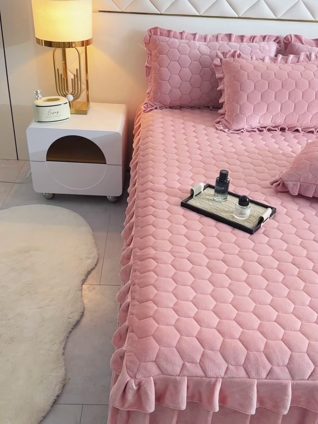 91家纺网 家纺一手货源 找家纺 优家居 2025新款纯色韩版花边牛奶绒夹棉床裙床罩加厚外贸直播 盛世-粉玉