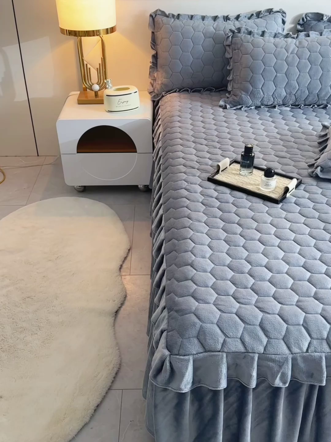 91家纺网 家纺一手货源 找家纺 优家居 2025新款纯色韩版花边牛奶绒夹棉床裙床罩加厚外贸直播 盛世-银灰