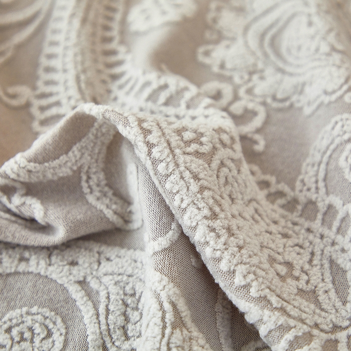 91家纺网 家纺一手货源 找家纺 逐日沙发套 2025新款提花裙摆沙发床套 裙摆沙发床套 古罗-浅灰