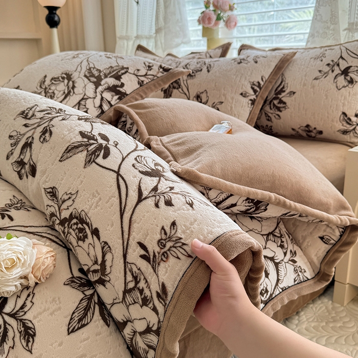 91家纺网 家纺一手货源 找家纺 （总）韩约家纺 2025新款雕花牛奶绒法式床单款四件套