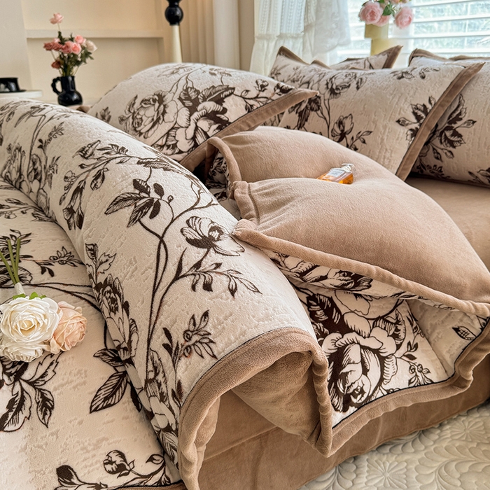 91家纺网 家纺一手货源 找家纺 韩约家纺 2025新款雕花牛奶绒法式床单款四件套 澜庭