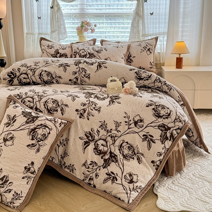 91家纺网 家纺一手货源 找家纺 韩约家纺 2025新款雕花牛奶绒法式床单款四件套 澜庭