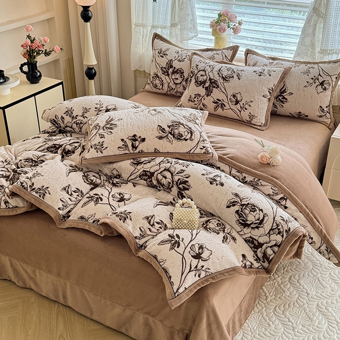 91家纺网 家纺一手货源 找家纺 韩约家纺 2025新款雕花牛奶绒法式床单款四件套 澜庭