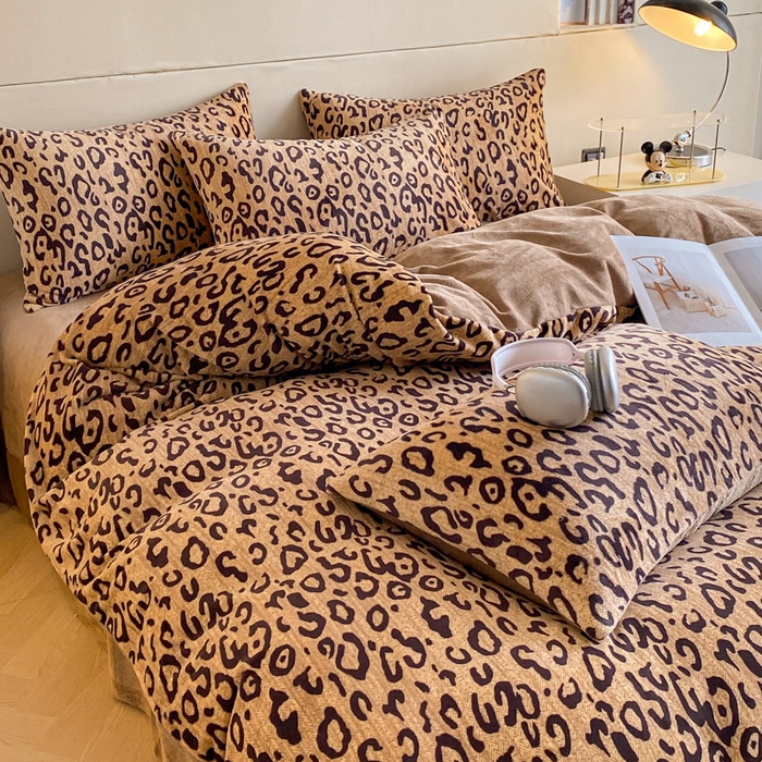 91家纺网 家纺一手货源 找家纺 斯卡诺家纺 2025新款双面牛奶绒跑量款四件套 经典豹纹