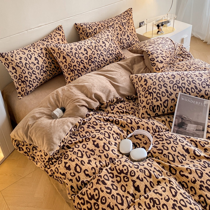 91家纺网 家纺一手货源 找家纺 斯卡诺家纺 2025新款双面牛奶绒跑量款四件套 经典豹纹