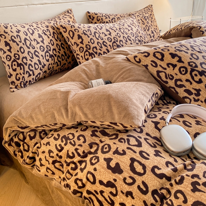 91家纺网 家纺一手货源 找家纺 斯卡诺家纺 2025新款双面牛奶绒跑量款四件套 经典豹纹