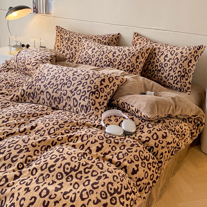 91家纺网 家纺一手货源 找家纺 斯卡诺家纺 2025新款双面牛奶绒跑量款四件套 经典豹纹