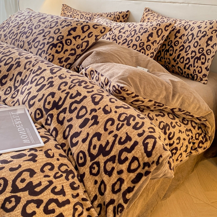 91家纺网 家纺一手货源 找家纺 斯卡诺家纺 2025新款双面牛奶绒跑量款四件套 经典豹纹