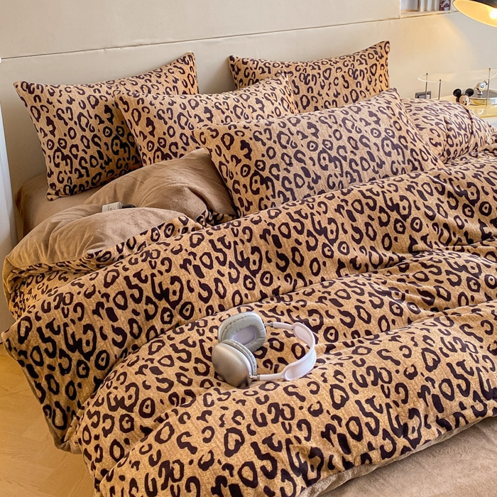 91家纺网 家纺一手货源 找家纺 斯卡诺家纺 2025新款双面牛奶绒跑量款四件套 经典豹纹