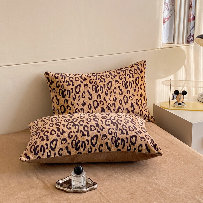 91家纺网 家纺一手货源 找家纺 斯卡诺家纺 2025新款双面牛奶绒跑量款四件套 经典豹纹