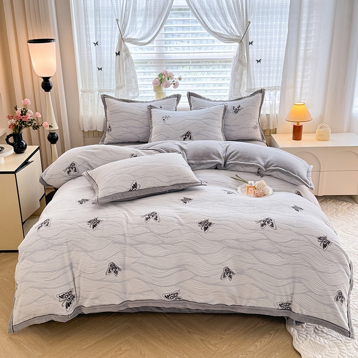 91家纺网 家纺一手货源 找家纺 韩约家纺 2025新款雕花牛奶绒法式床单款四件套 水漾蝶舞（兰）