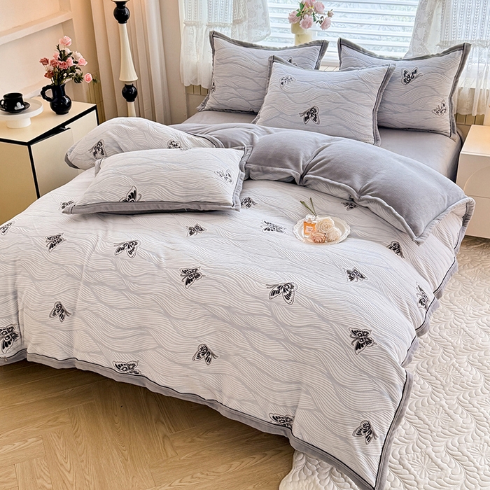 91家纺网 家纺一手货源 找家纺 韩约家纺 2025新款雕花牛奶绒法式床单款四件套 水漾蝶舞（兰）