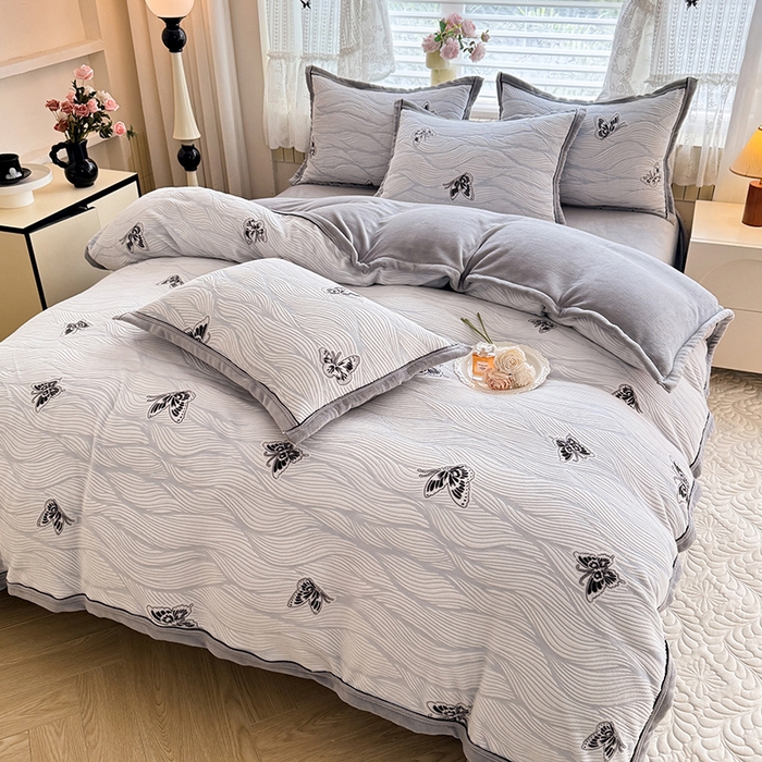 91家纺网 家纺一手货源 找家纺 韩约家纺 2025新款雕花牛奶绒法式床单款四件套 水漾蝶舞（兰）