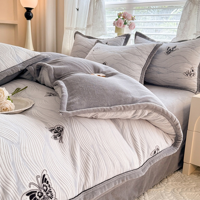 91家纺网 家纺一手货源 找家纺 韩约家纺 2025新款雕花牛奶绒法式床单款四件套 水漾蝶舞（兰）