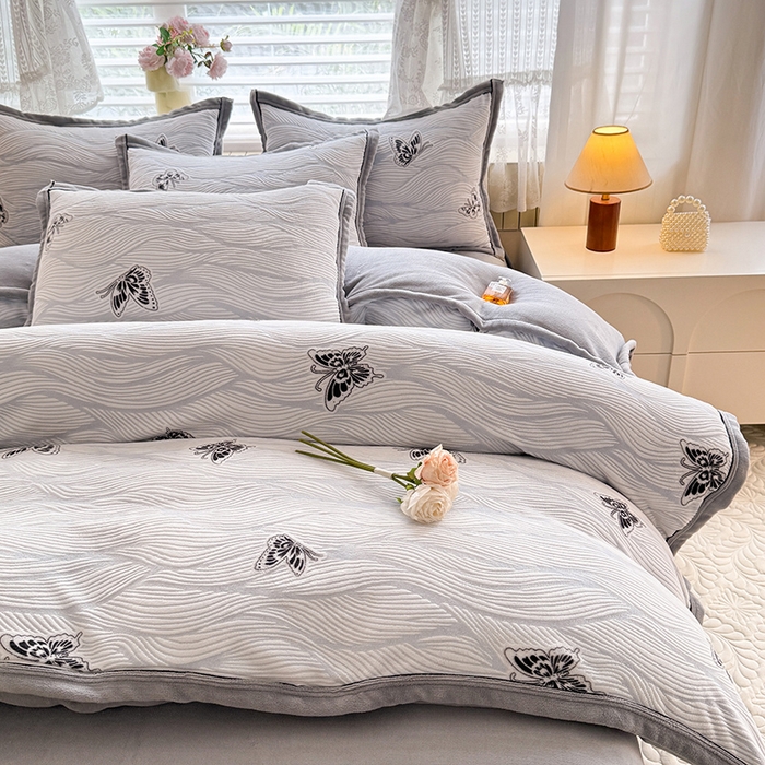 91家纺网 家纺一手货源 找家纺 韩约家纺 2025新款雕花牛奶绒法式床单款四件套 水漾蝶舞（兰）