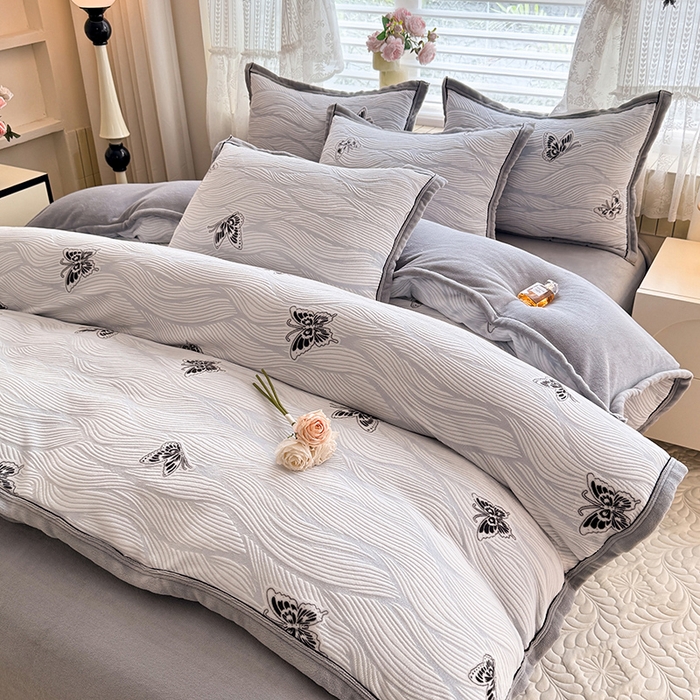 91家纺网 家纺一手货源 找家纺 韩约家纺 2025新款雕花牛奶绒法式床单款四件套 水漾蝶舞（兰）