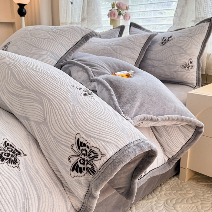 91家纺网 家纺一手货源 找家纺 韩约家纺 2025新款雕花牛奶绒法式床单款四件套 水漾蝶舞（兰）