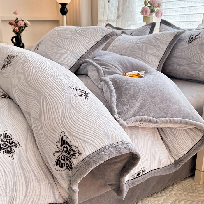 91家纺网 家纺一手货源 找家纺 韩约家纺 2025新款雕花牛奶绒法式床单款四件套 水漾蝶舞（兰）