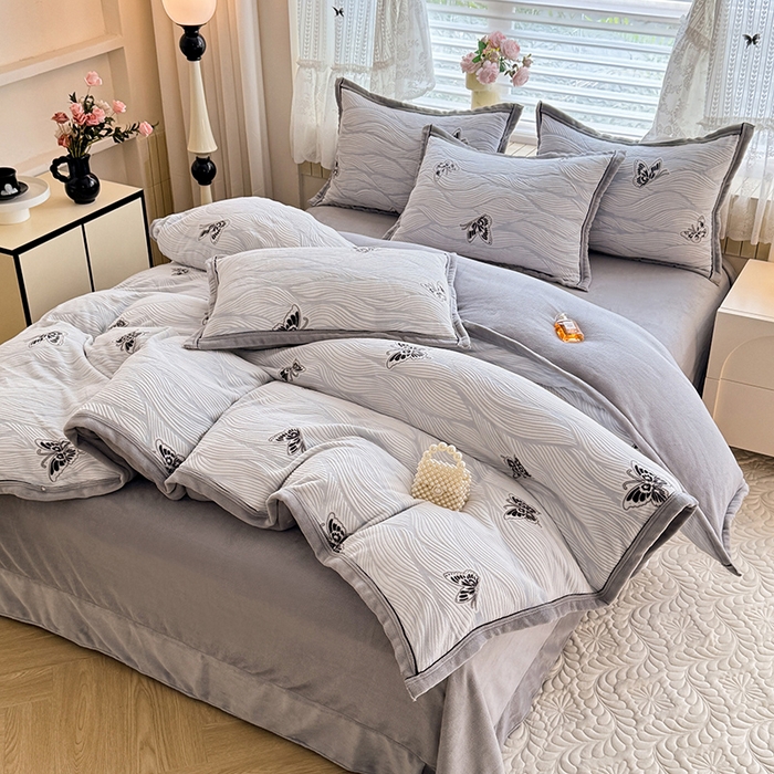 91家纺网 家纺一手货源 找家纺 韩约家纺 2025新款雕花牛奶绒法式床单款四件套 水漾蝶舞（兰）