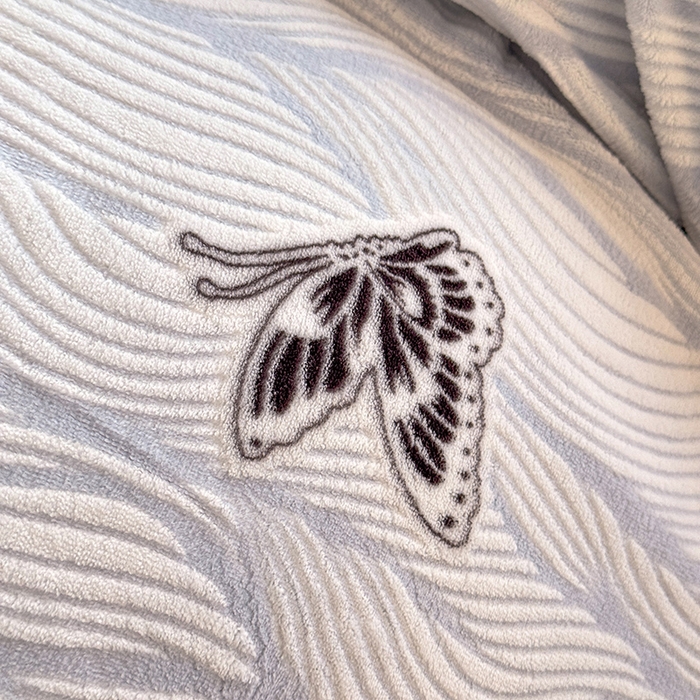 91家纺网 家纺一手货源 找家纺 韩约家纺 2025新款雕花牛奶绒法式床单款四件套 水漾蝶舞（兰）