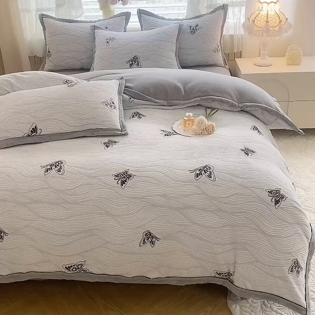 91家纺网 家纺一手货源 找家纺 韩约家纺 2025新款雕花牛奶绒法式床单款四件套 水漾蝶舞（兰）