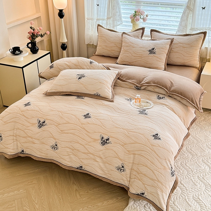 91家纺网 家纺一手货源 找家纺 韩约家纺 2025新款雕花牛奶绒法式床单款四件套 水漾蝶舞（咖）