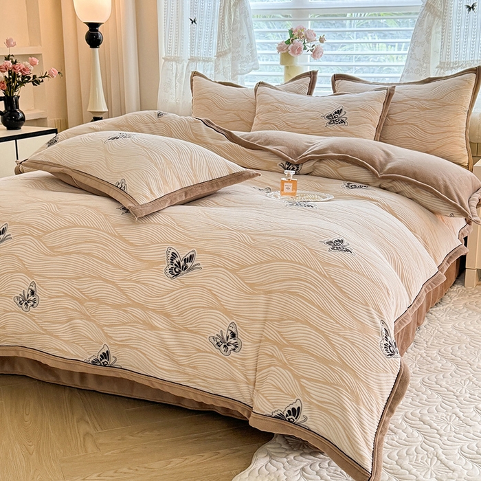 91家纺网 家纺一手货源 找家纺 韩约家纺 2025新款雕花牛奶绒法式床单款四件套 水漾蝶舞（咖）