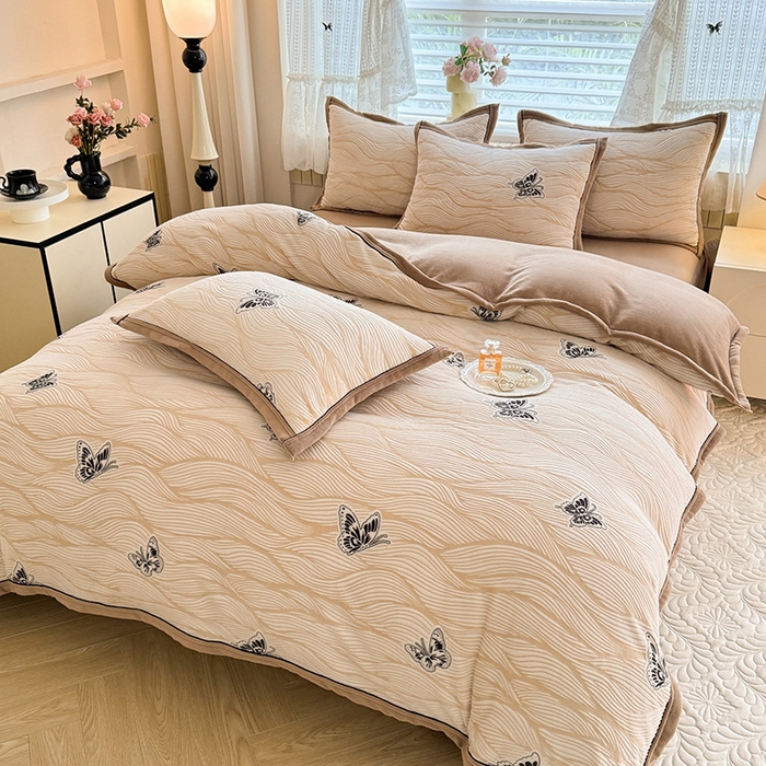 91家纺网 家纺一手货源 找家纺 韩约家纺 2025新款雕花牛奶绒法式床单款四件套 水漾蝶舞（咖）